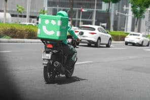 Dubaj Careem dodávka jedla na motocykli kapitána.