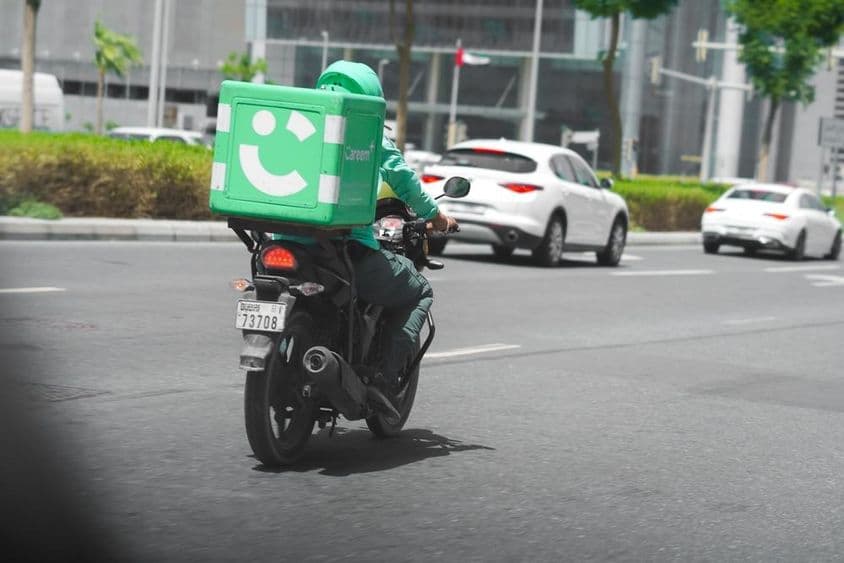 Dubaj Careem dodávka jedla na motocykli kapitána.
