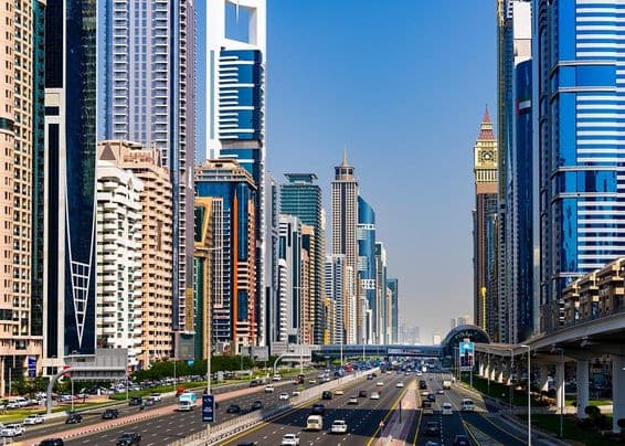 Dubaj, mrakodrapy v centre mesta a Sheikh Zayed Road.