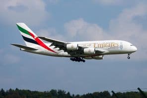 Cestujúce lietadlo Emirates Airlines