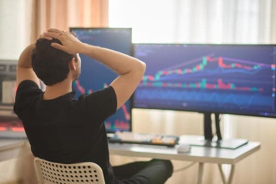 Obchodník nahnevaný kvôli stratám z investícií do akcií