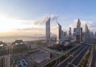 Cesta Sheikh Zayed s panorámou Dubaja pri východe slnka.