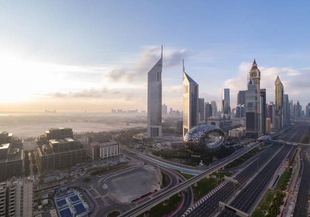 Cesta Sheikh Zayed s panorámou Dubaja pri východe slnka.