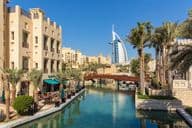 Tradičná arabská architektúra a vodné cesty v rezorte Madinat Jumeirah