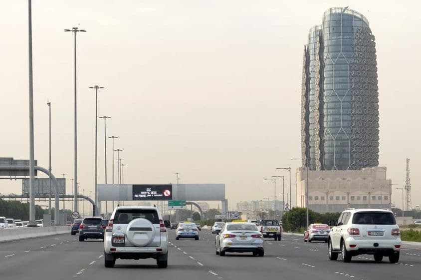 Rušná ulica Al Salam v Abú Dhabi s vozidlami