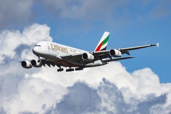 Emirates cestovné lietadlo počas pristátia.
