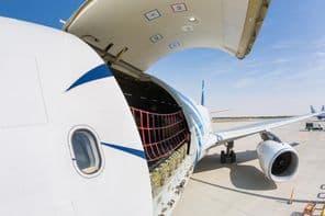 Nákladné lietadlo pripravené na nakládku v Dubaji