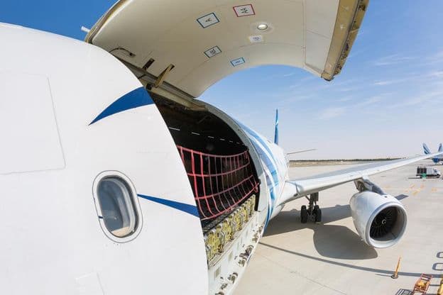 Nákladné lietadlo pripravené na nakládku v Dubaji