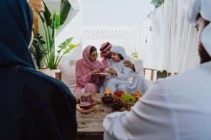 Moslimská rodina doma.