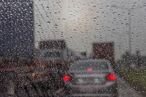 Dážď viditeľný cez okno auta