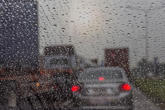 Dážď viditeľný cez okno auta
