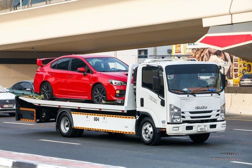 Isuzu Reward NPR biely traktoro-náves.