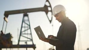 Ropná pumpa, inžinier pracujúci s laptopom