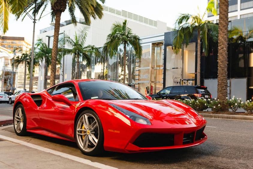 Červené Ferrari 488 GTB zaparkované