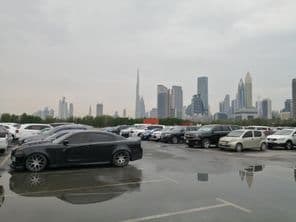 Zriedkavý prudký dážď v Dubaji