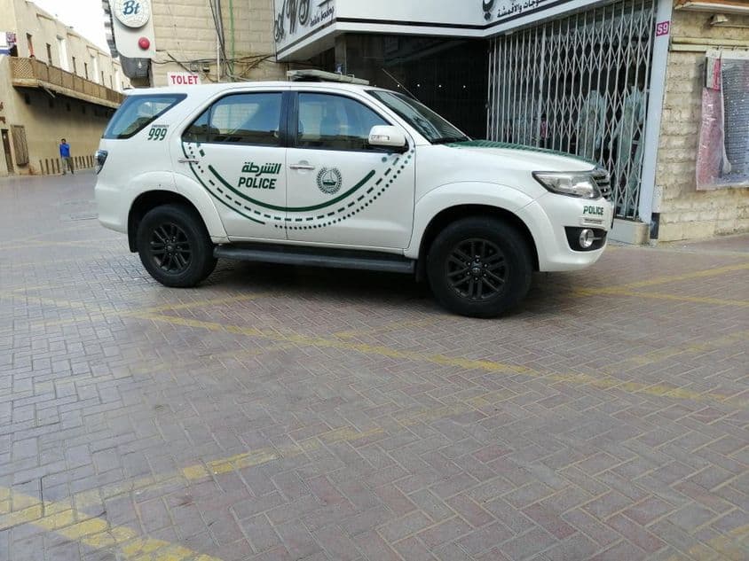 policajné auto v Dubaji na ulici