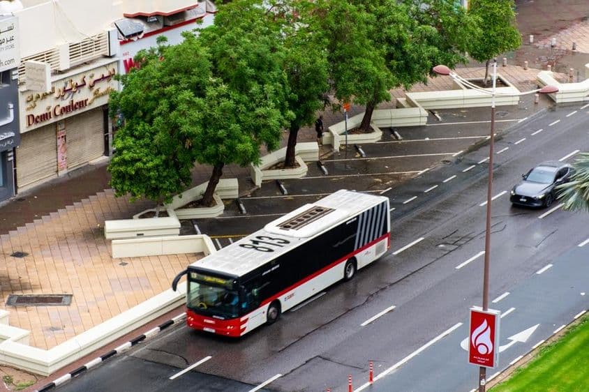pohľad na autobus na ceste v Dubaji.