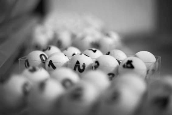 biele gule s číslami pre lotériovú hru