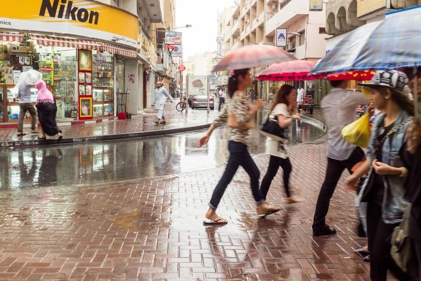 Riedky daždivý deň v úzkych uličkách Deira, Dubaj