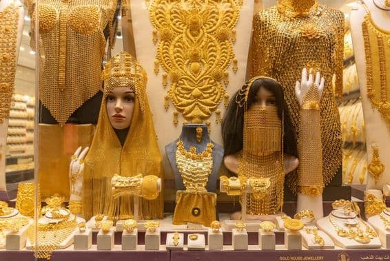 Obrázok ženských šperkov vo vitríne na trhu Dubaj Gold Souk.