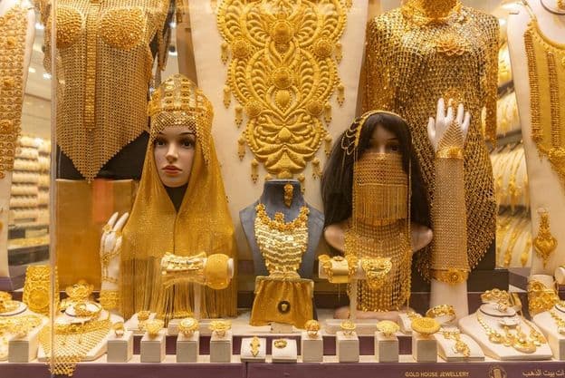 Obrázok ženských šperkov vo vitríne na trhu Dubaj Gold Souk.