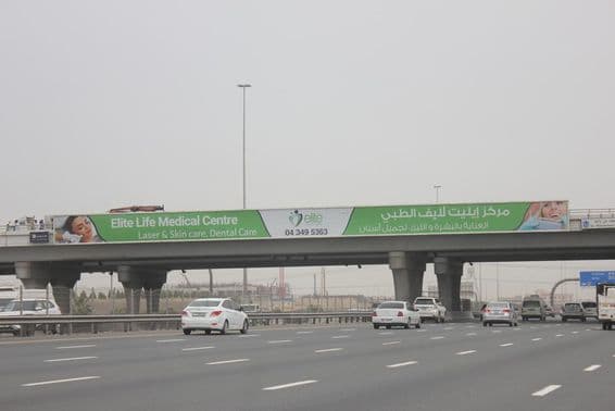 Sheikh Mohammed Bin Zayed Road spájajúca emiráty Dubai a Sharjah.