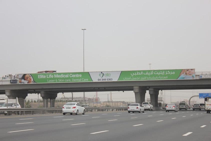 Sheikh Mohammed Bin Zayed Road spájajúca emiráty Dubai a Sharjah.