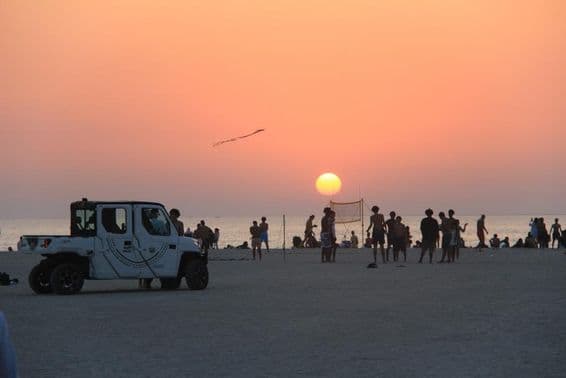Krásna pláž na Perzskom zálive v Dubaji, Spojené arabské emiráty