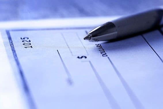 Pero používané na písanie bankového šeku