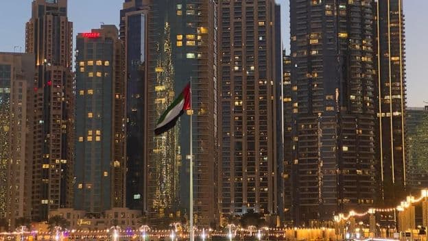 Večerný pohľad na osvetlenú Dubajskú fontánu