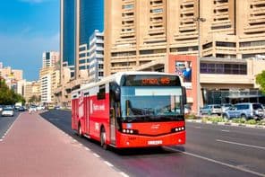 Verejná doprava autobus v Dubaji