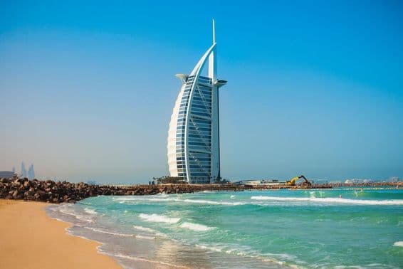 Luxusný hotel Burj Al Arab a verejná pláž Jumeirah