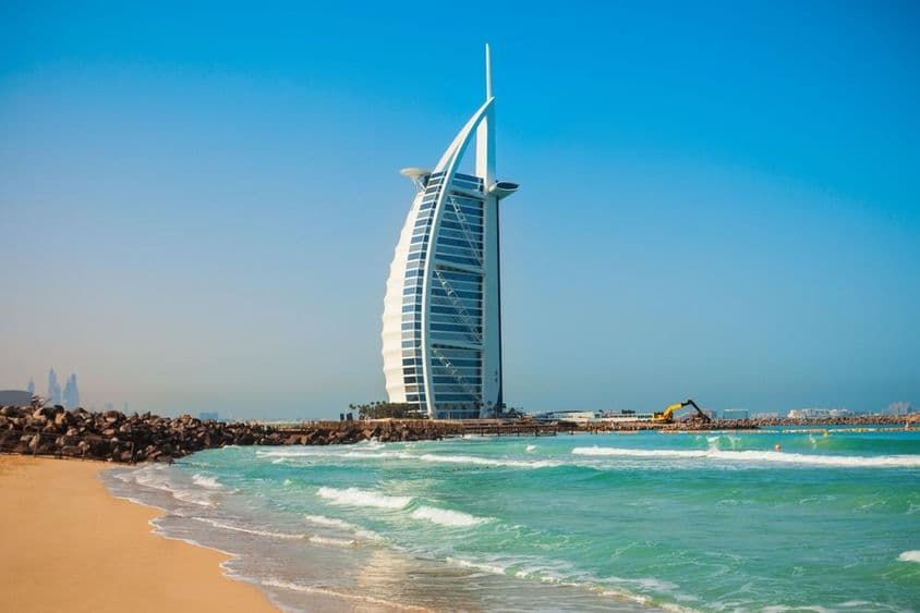 Luxusný hotel Burj Al Arab a verejná pláž Jumeirah