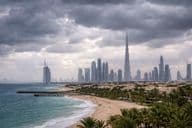 Chladná panoráma pobrežia Dubaja