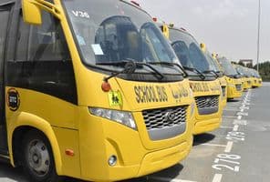 Niekoľko žltých školských autobusov zoradených na parkovisku v Dubaji