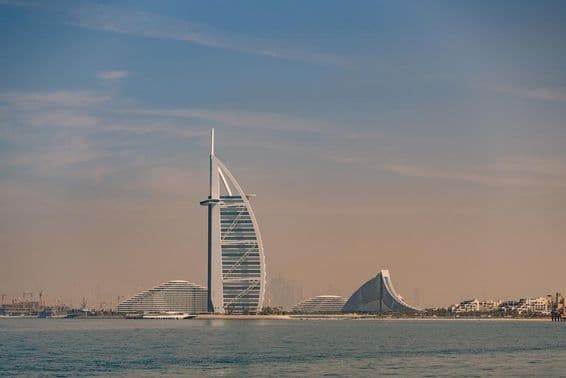 Hotel Burj Al Arab v modernom Dubaji