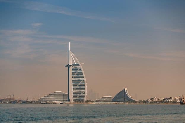 Hotel Burj Al Arab v modernom Dubaji
