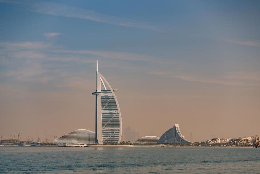 Hotel Burj Al Arab v modernom Dubaji