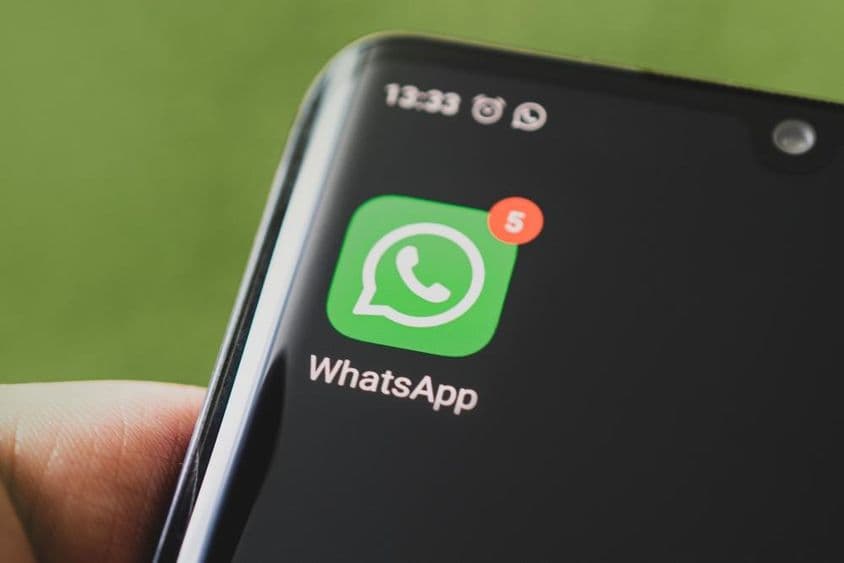 Ikona WhatsApp na čiernej obrazovke smartfónu.