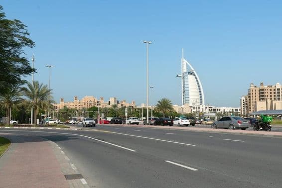 Križovatka Umm Suqeim a Jumeira Street v Dubaji.