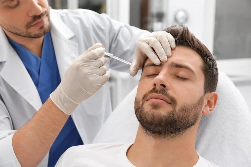 Diskrétny estetický zákrok mužskej tváre