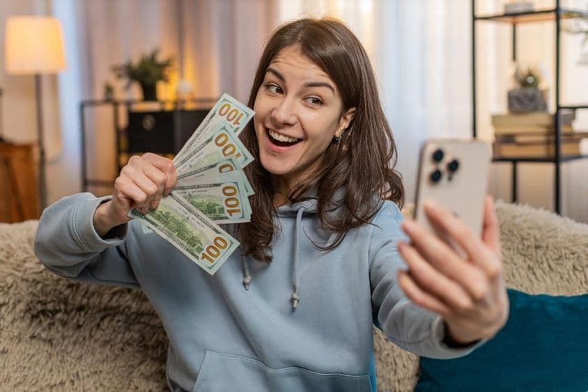 Usmievajúca sa mladá žena blogerka influencerka