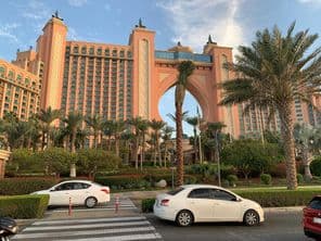 Dopravná premávka pred známym luxusným hotelom Atlantis na ostrove Palm Jumeirah.