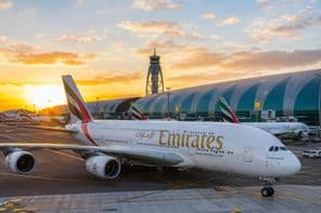 Letisko Dubaj pri západe slnka