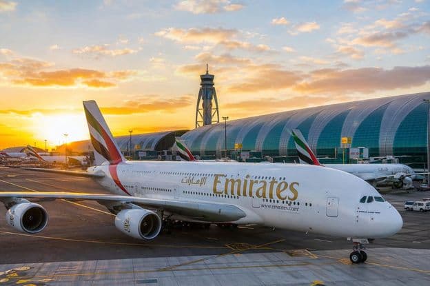 Letisko Dubaj pri západe slnka