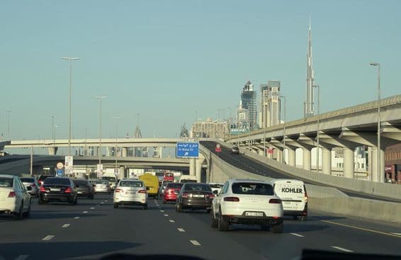 Dopravná zápcha počas špičky v Dubaji