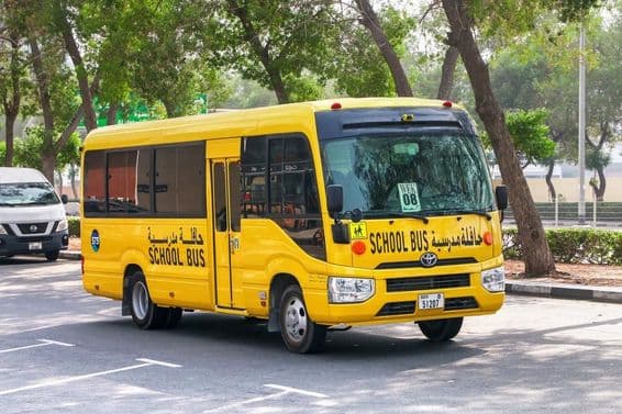 Školský autobus Toyota Coaster na ulici v Dubaji.