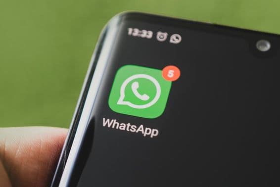 Ikona WhatsApp na čiernom smartfóne