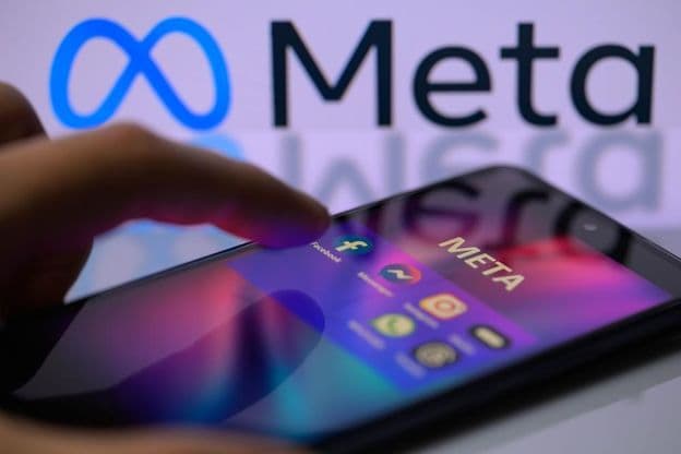 Ikony sociálnych médií Meta zobrazené na smartfóne