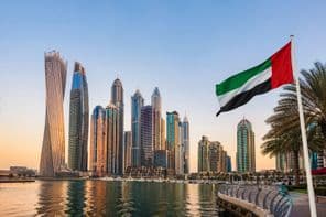 Moderná panoráma Dubaja pri západe slnka